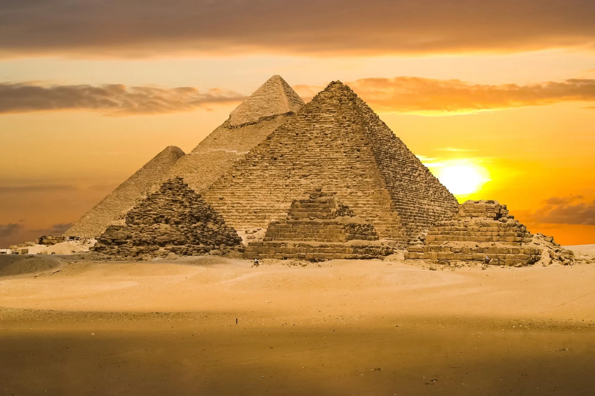 https://www.richholidays.com/storage/3989/conversions/giza-pyramids-555-webp.webp