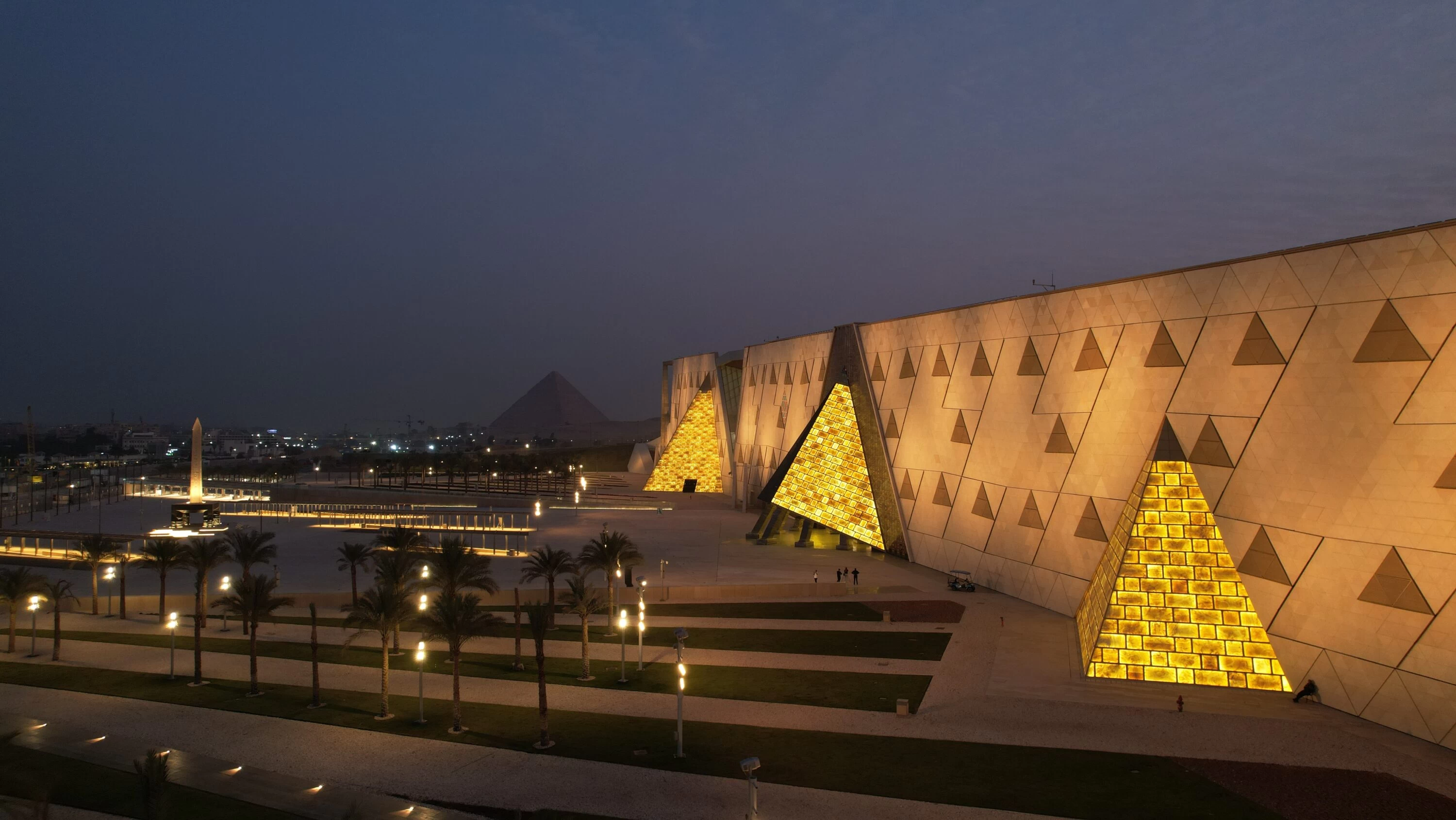 Budget Tour of Giza Pyramids and Egyptian Museum